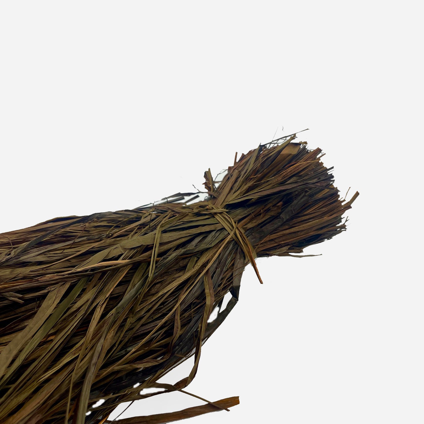Rafia natural tintada marrón oscuro. Haz de 500 gr - Natkits