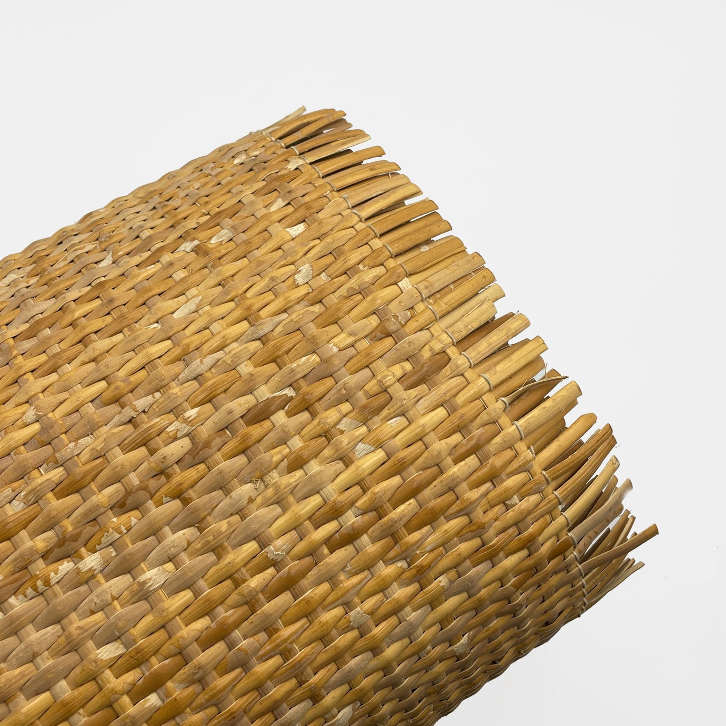 Metro lineal de Tejido ratán tupido oscuro con piel  tiras de 5 mm  Ancho 40.64 cm. - Natkits