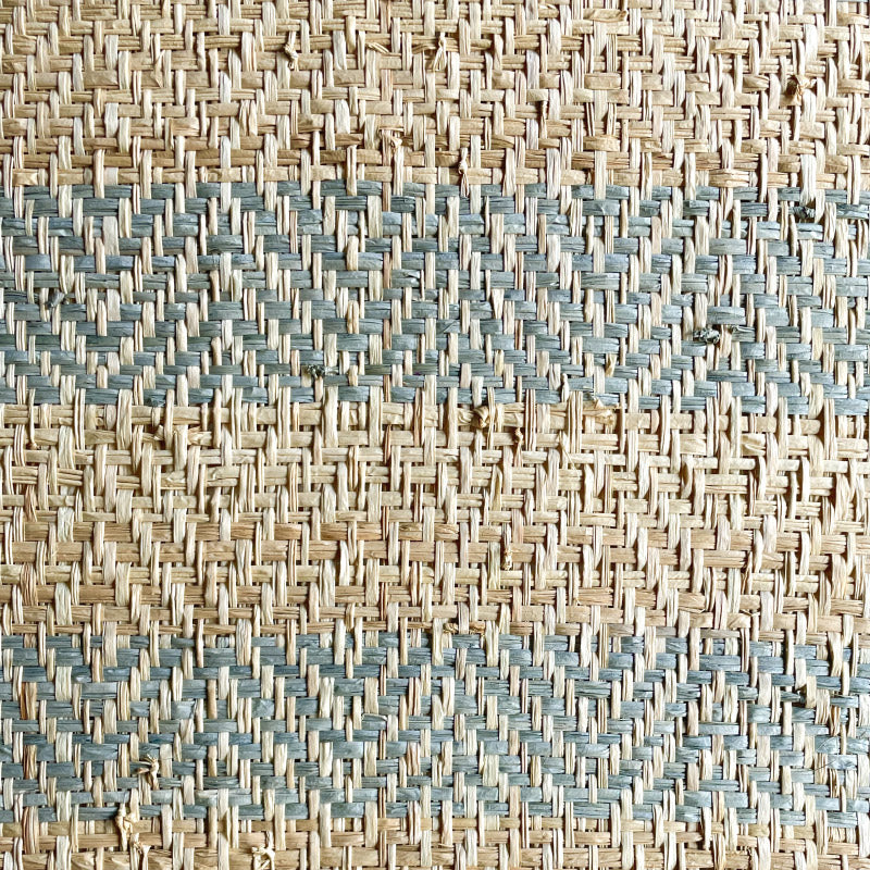 Mètre linéaire de tissu raphia rayé gris-naturel 'Chevron' largeur 120 cm.