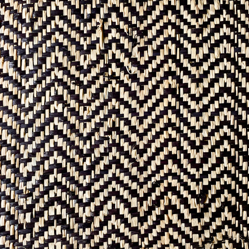 Metro lineal de Tejido de rafia Zig-Zag negro natural ancho 115 cm.