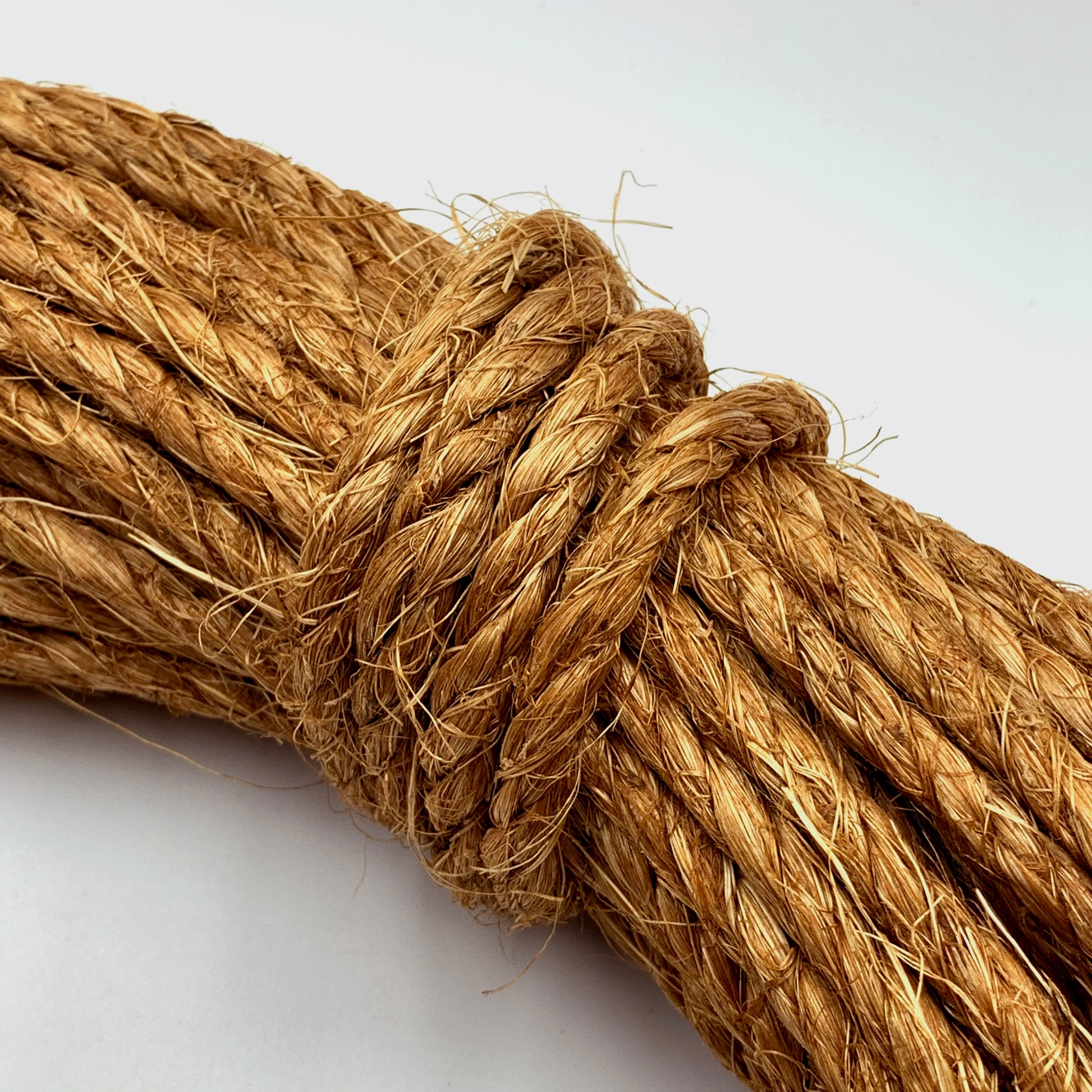 Cuerda natural "Manila" tipo Sisal   6-7mm. Madeja 25 mtrs. 19.67€ + I.V.A. - Natkits